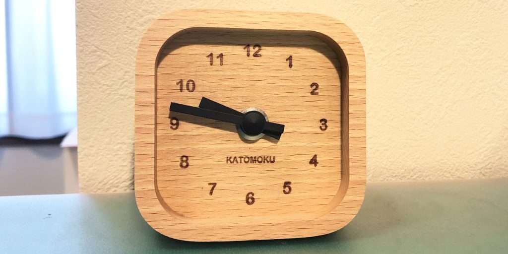発見!【KATOMOKU木製置き時計レビュー】卓上時計はこれで決まり