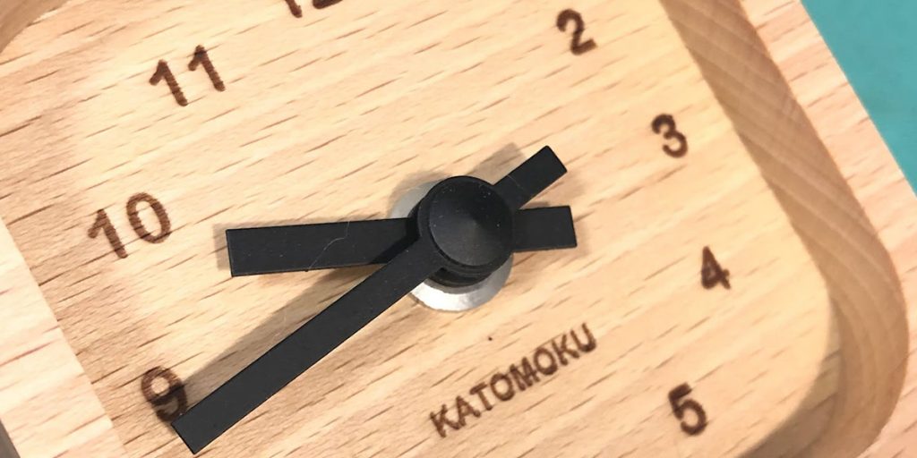 発見!【KATOMOKU木製置き時計レビュー】卓上時計はこれで決まり
